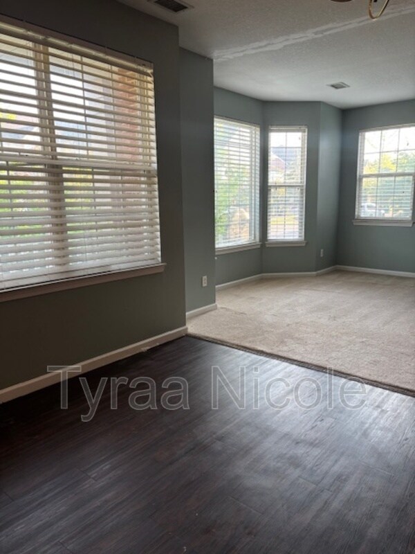 Foto del edificio - 28825 Cullen Dr