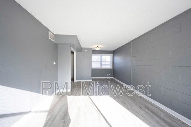 Building Photo - 6068 E 16th St
