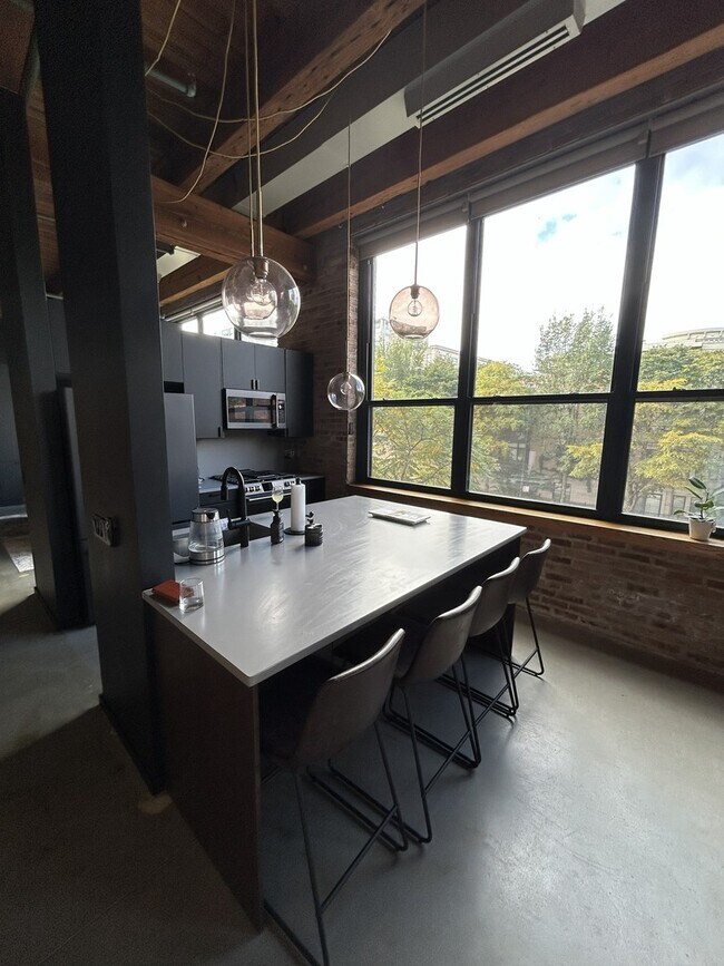 Foto del edificio - 1727 S Indiana Ave