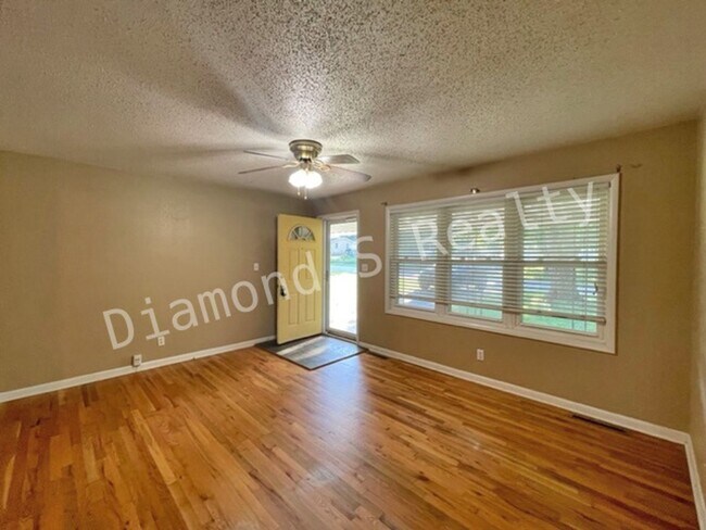 Building Photo - South Springfield 3 Bedroom Home Available Soon!