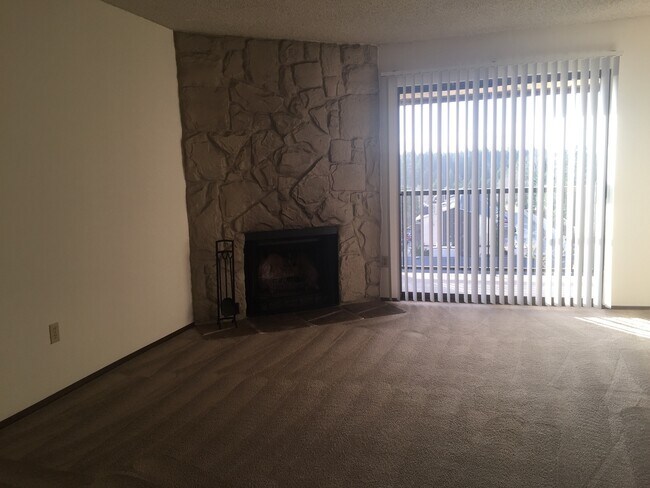 Foto del edificio - Clean Top Floor 1BR 1BA Condo with Wood Burning Fireplace
