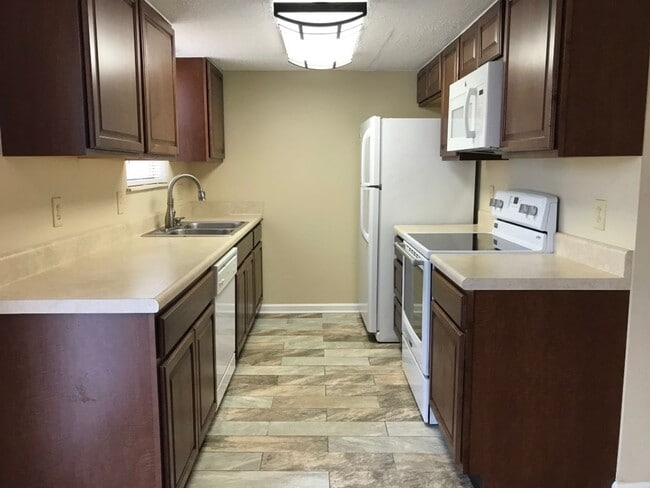 Building Photo - 2 BD/ 1.5 BA Townhouse in Prime West Oak R...