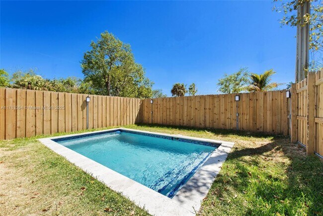 Building Photo - 1212 NW 6th Ct