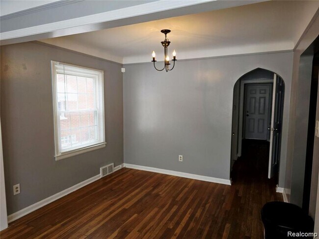 Foto del edificio - WELL MAINTAINED 3 BEDROOM 1.5 BATH BRICK BUNGALOW LOCATED IN ESTABLISHED WEST DEARBORN NEIGHBORHOOD