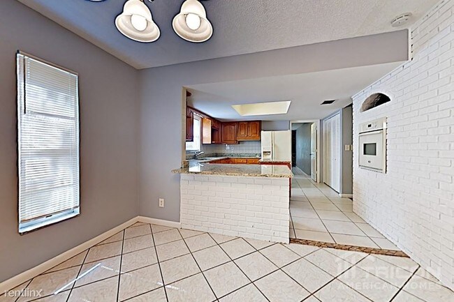Foto del edificio - 2811 Pine Tree Ave
