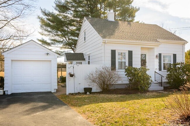 Building Photo - 1358 Main Rd