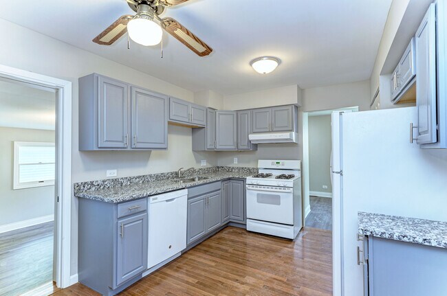 Building Photo - 340 Greencrest Dr