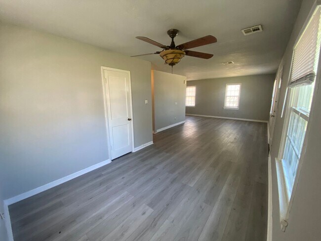 Building Photo - 3 Bedroom House Available in Midwest City