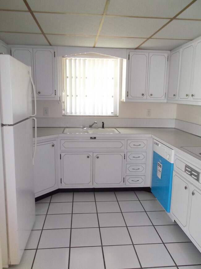 Kitchen - 2824 NE 32nd St