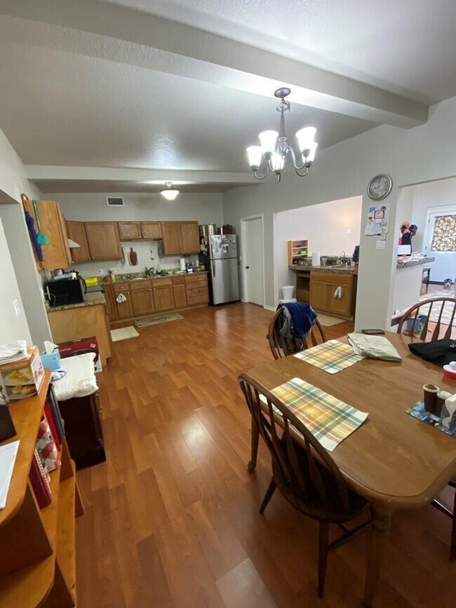 Building Photo - 516 Peterson Dr