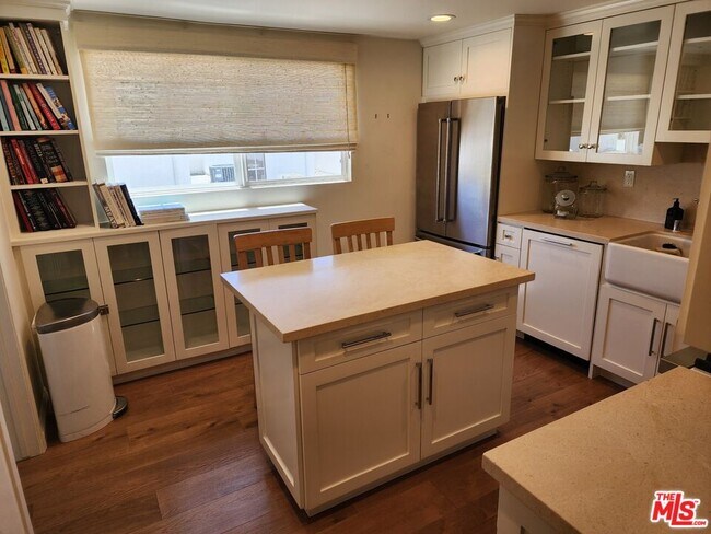 Building Photo - 1546 Palisades Dr