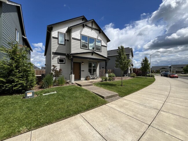 Foto del edificio - Spacious Modern Home with Open-Concept Living, Elegant Interior Features & Attached Garage