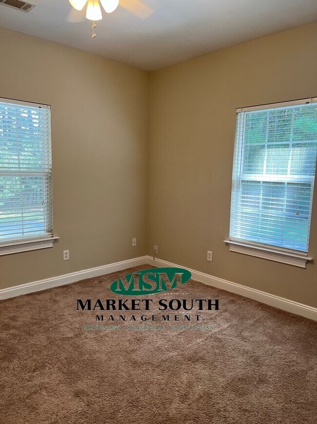 Building Photo - **APPLICATION PENDING!**Upgraded Duplex in...