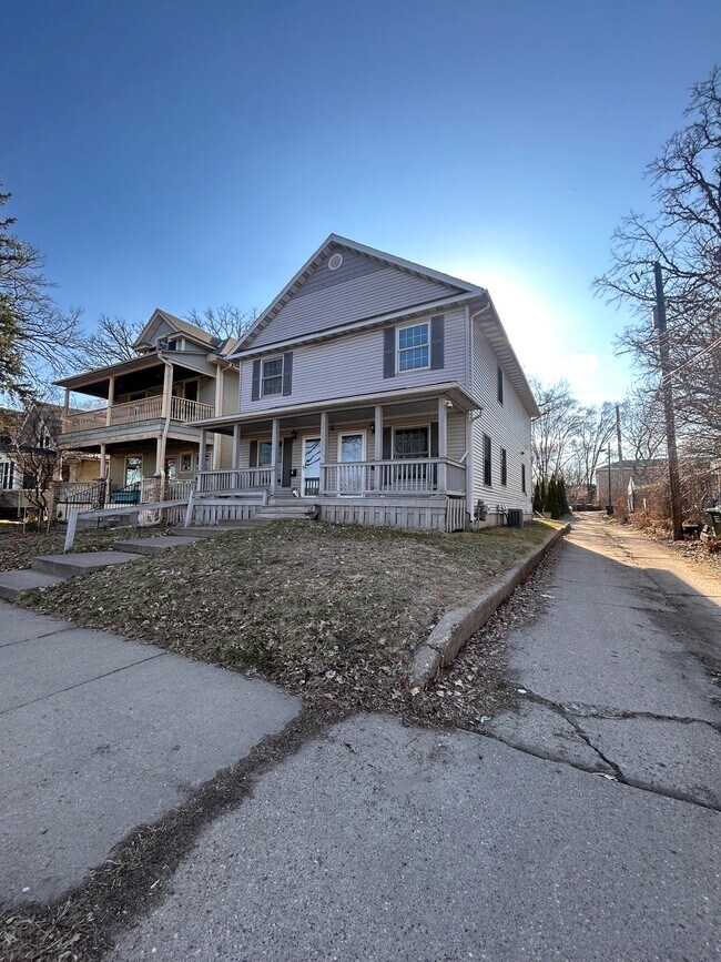 Building Photo - 1829 N Girard Ave