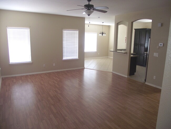 Building Photo - Sandstone Ranch Estates 4Bed/2.5bath Refri...
