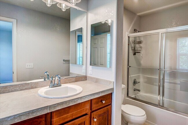 Foto del edificio - Gorgeous Townhouse In Stapelton - Availabl...