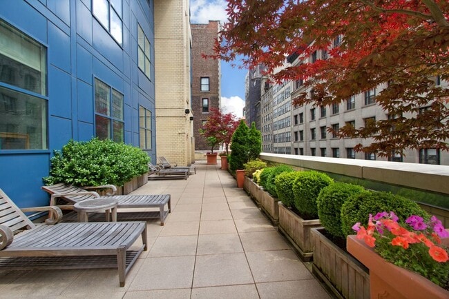 Building Photo - 425 5th Ave