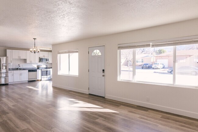 Building Photo - Newly renovated 3 bedroom home in the Nort...