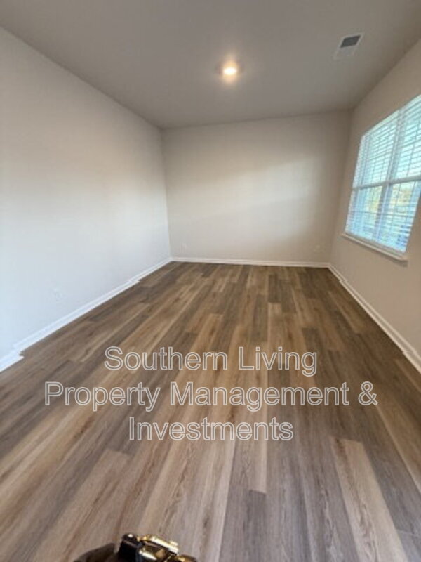 Building Photo - 1413 Secrest Cmns Dr