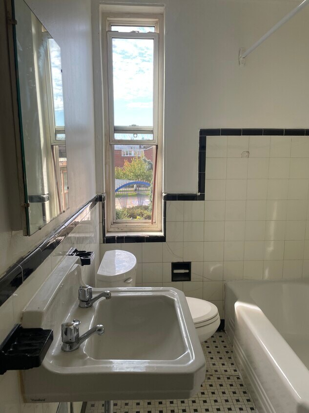 Building Photo - Large Bright One Bedroom Mimico