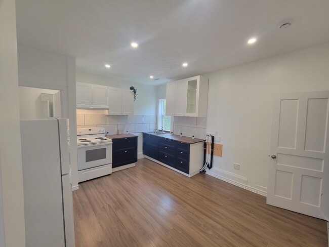 Building Photo - 2077 S Main St