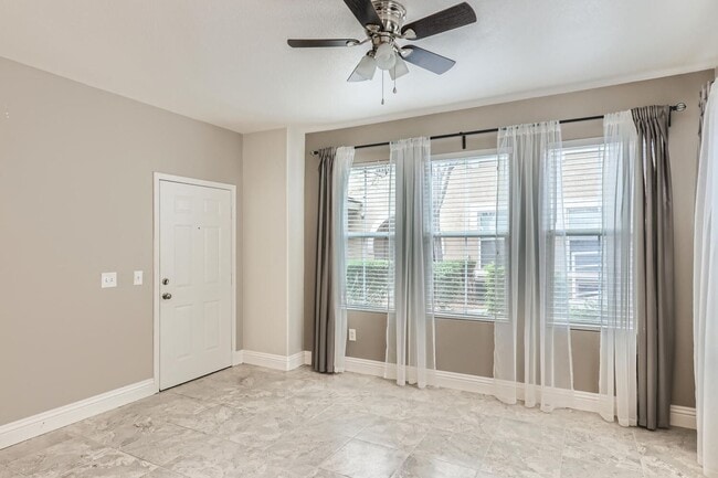 Foto del edificio - HIGHLY DESIRABLE UPGRADED ONE BEDROOM COND...