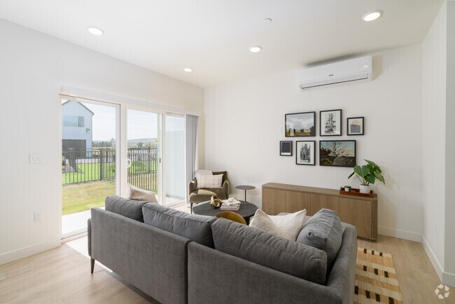 3 habitaciones, 2.5 baños - 1426 pies cuadrados - Sala de estar - Westland Townhomes