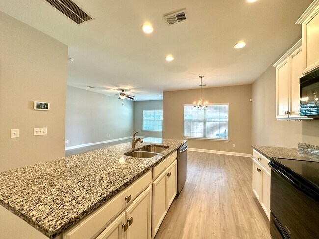 Building Photo - 3 Bed 2 Bath Townhome Located in Cokers Co...
