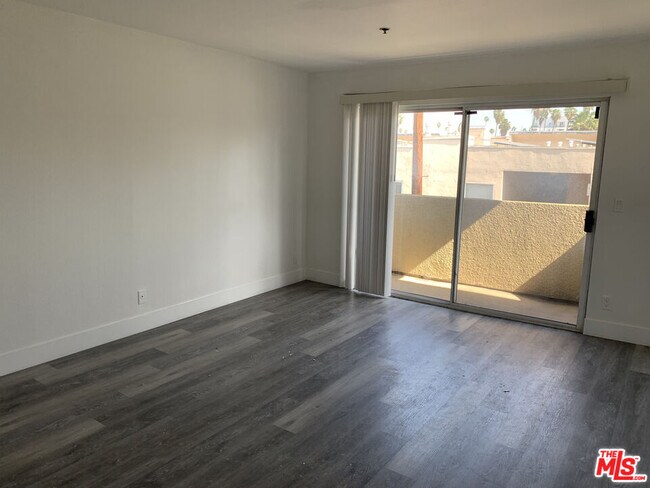 Building Photo - 420 S Harvard Blvd