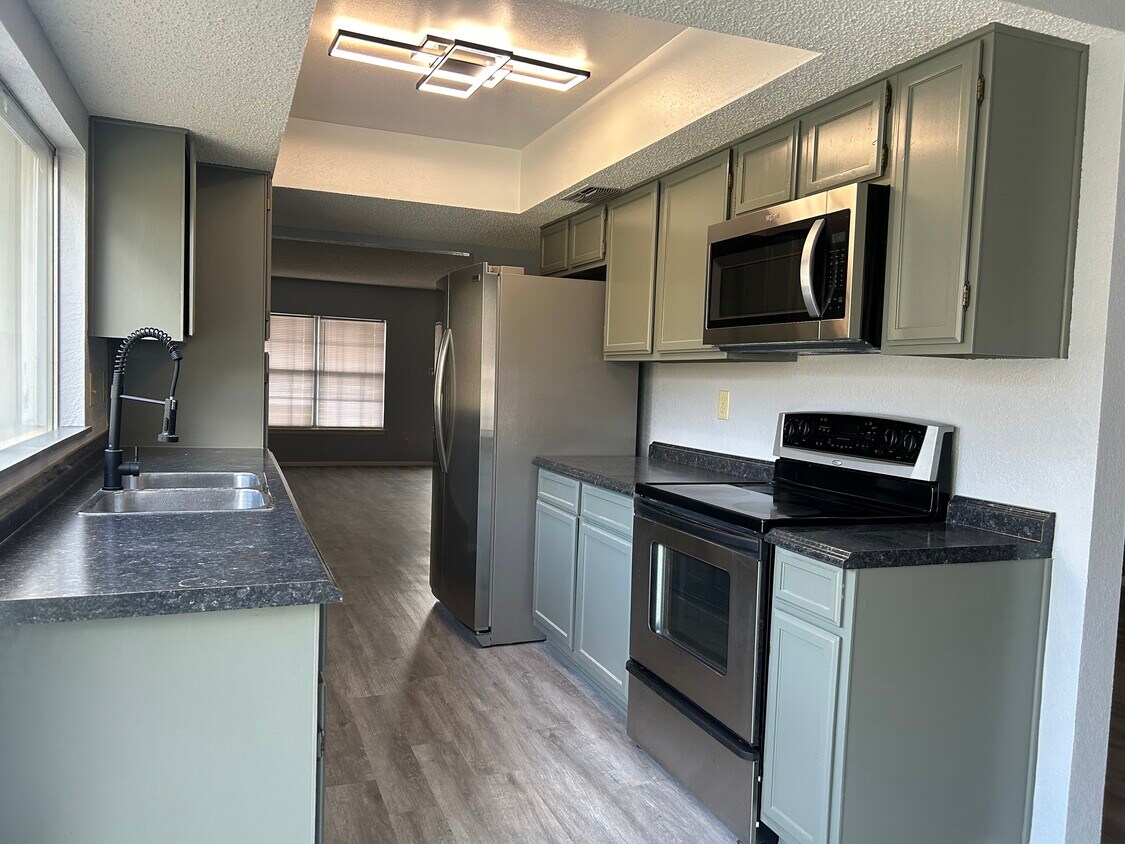 Foto principal - 1315 White Rock St