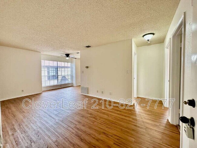 Foto del edificio - 10565 Starcrest Dr