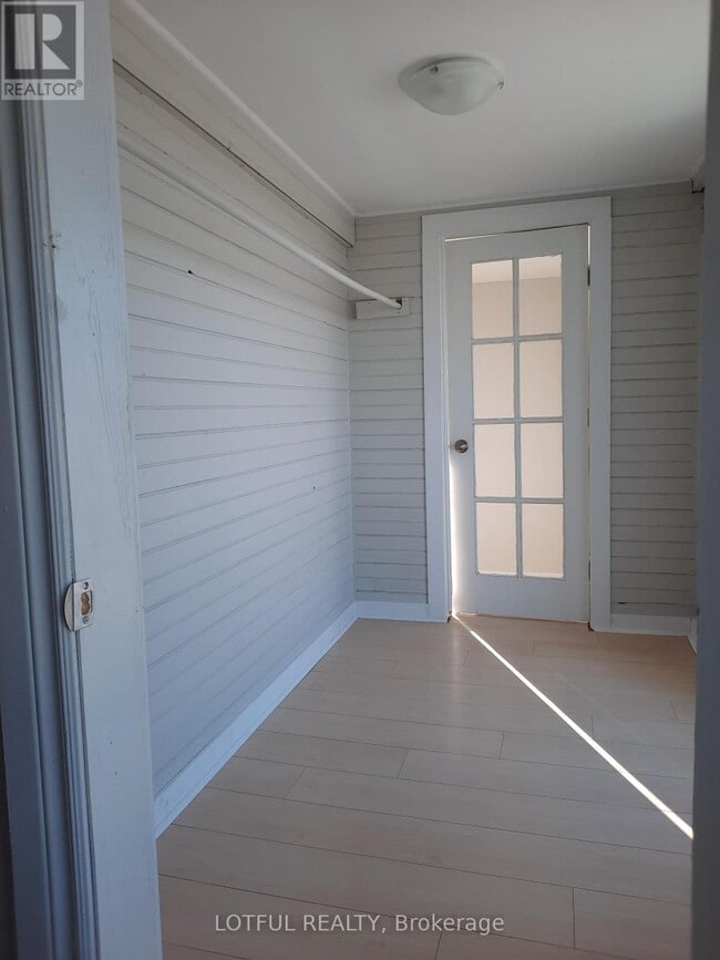 Building Photo - 2073 Dundas St