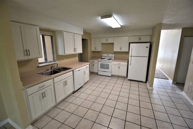 Building Photo - 10146 Pine Breeze Rd W