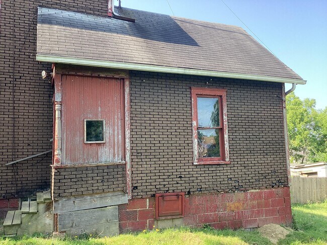Building Photo - 922 Dean Ave