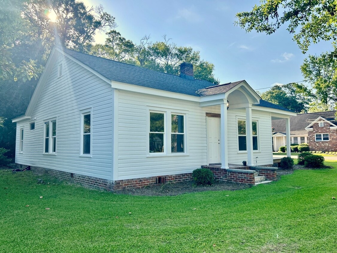 Building Photo - COMING SOON! Downtown Conway, 3 Bedroom/1 ...