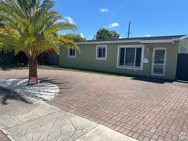 Building Photo - 1400 N 70th Way