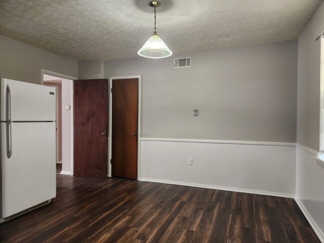 Building Photo - 2 Bedroom 1 Bathroom Downstairs unit with off street parking in Midtown Savannah