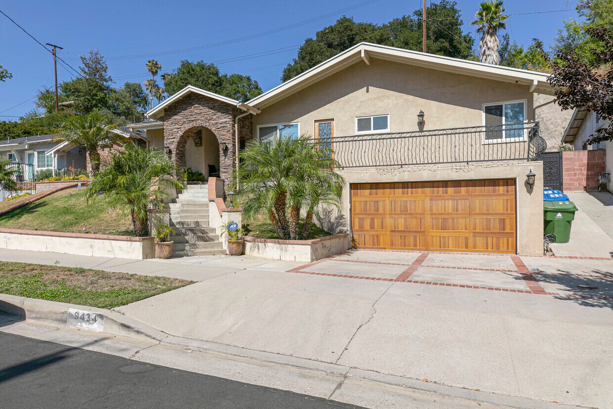 Foto principal - 9434 McLennan Ave