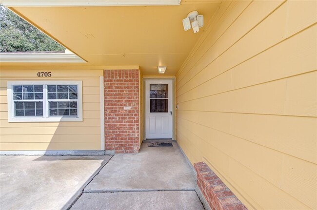 Building Photo - 4705 Dogwood Dr