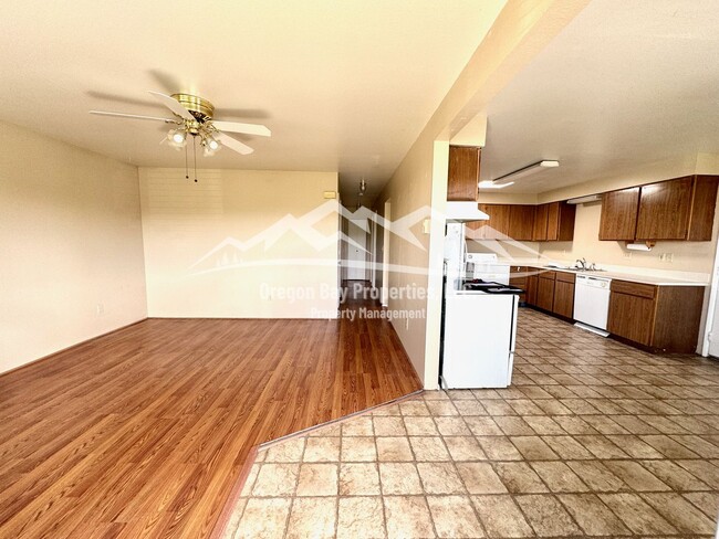 Building Photo - Dog Friendly Bandon Home: 3 bdrm / 1 ba