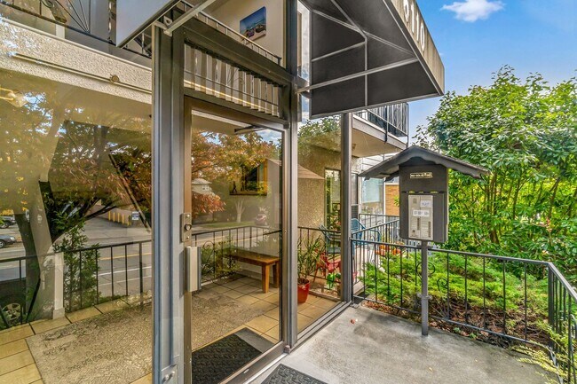 Building Photo - 2 Bedroom 2 bath in the Heart of Ballard