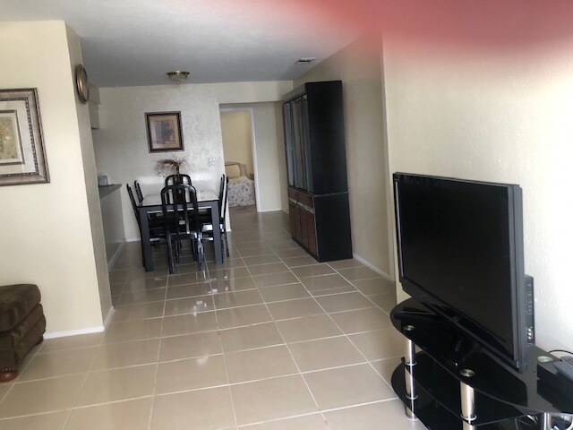 Foto del edificio - 6777 Winkler Rd