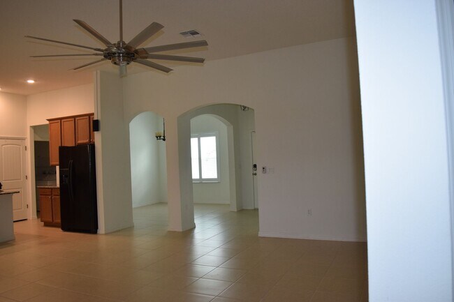 Building Photo - Gorgeous & Tropical 4 bedroom 3 Bath