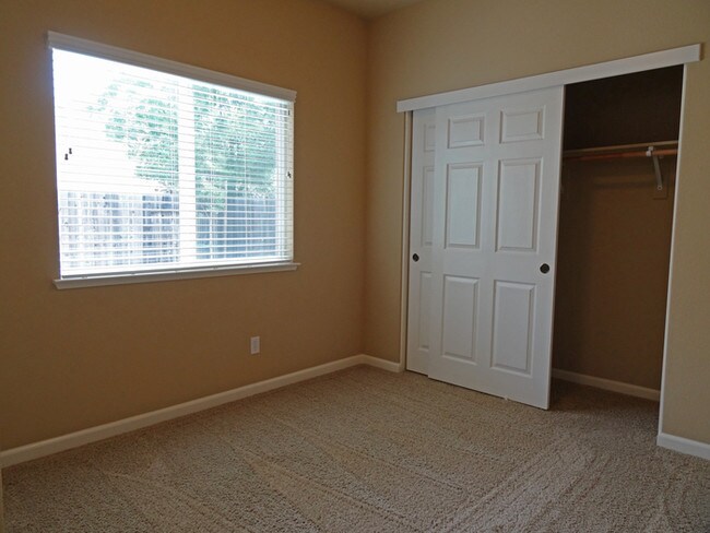 Building Photo - Lovely Gated Community 4/3 Home in Roseville!