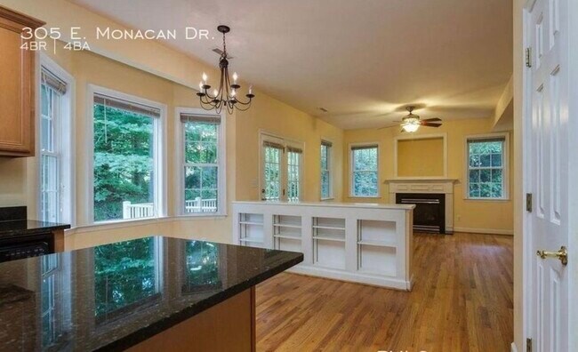 Cocina-comedor de planta abierta - 305 E Monacan Dr