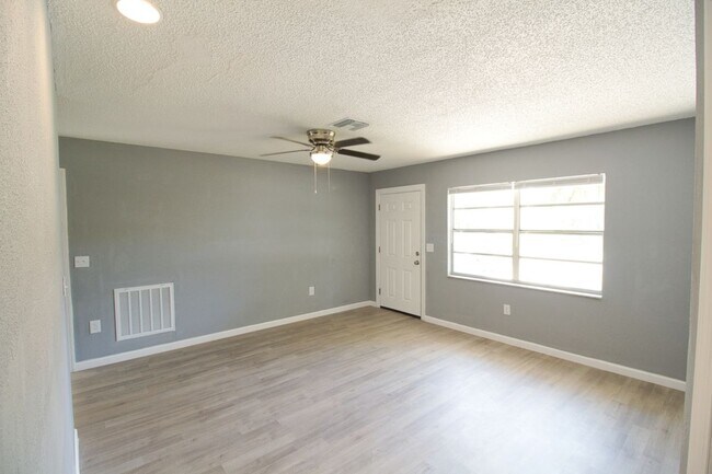 Foto del edificio - 7138 Oakwood Dr