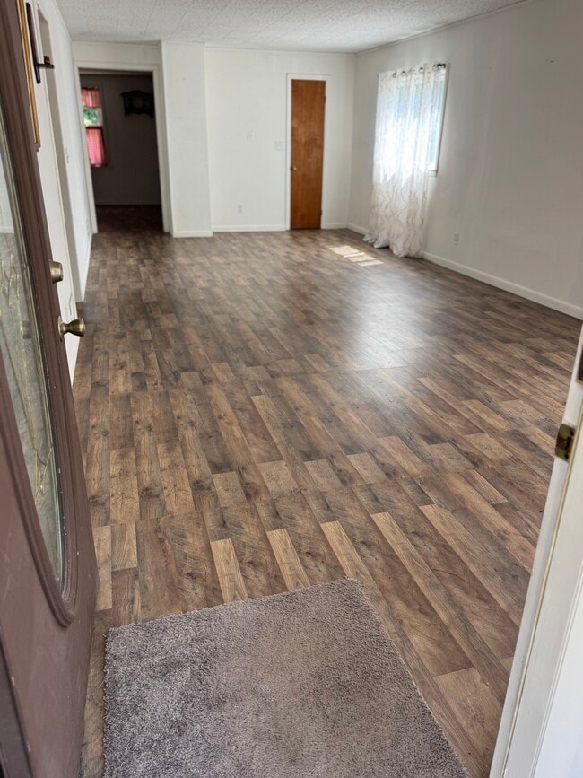 Large, open living/dining area. - 4674 Lakeborn Dr