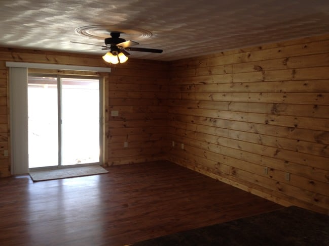 Building Photo - 1095 Lakeshore Dr