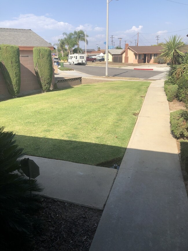 Building Photo - 502 E Newfield St