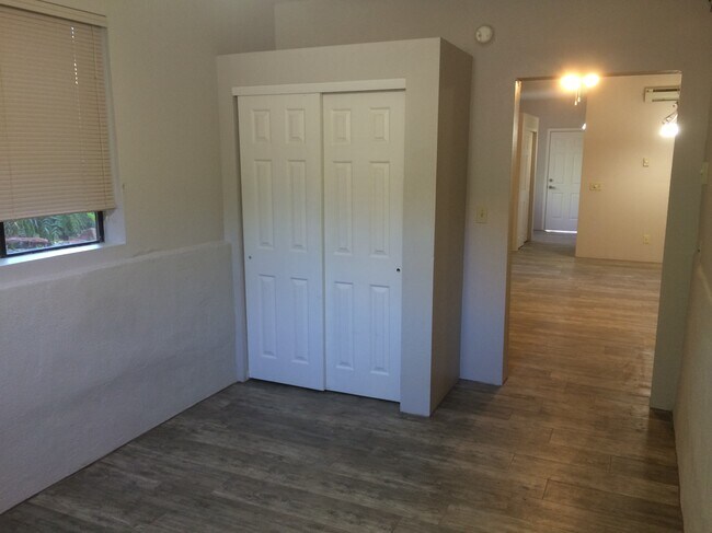 Bedroom with closet - 390 Fairway Oaks Dr